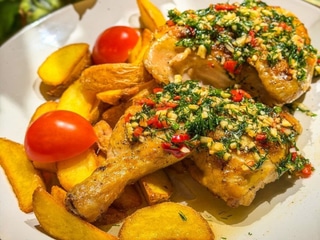 Курча з картоплею та часниковим соусом