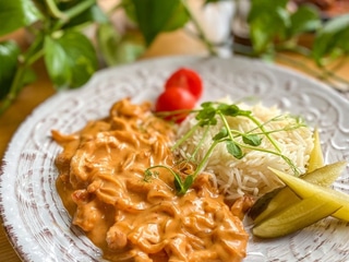 Бефстроганів з індички з рисом