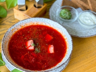 Борщ з куркою, сметаною та салом