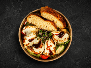 Halloumi salát