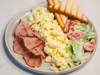 Скрембл з шинкою, тостами та хрустким салатом