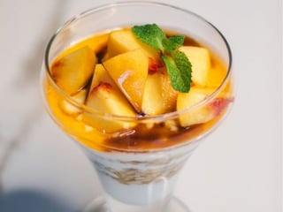 Фермерський йогурт з гранолою та сезонними фруктами або ягодами