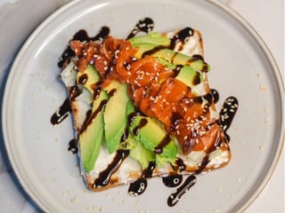 Тост з авокадо та лососем