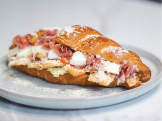 Круасан цезар з куркою