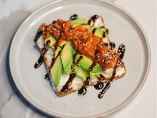 Тост з авокадо та лососем