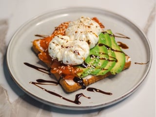 Тост з авокадо, лососем, яйцем пашот та сиром філадельфія