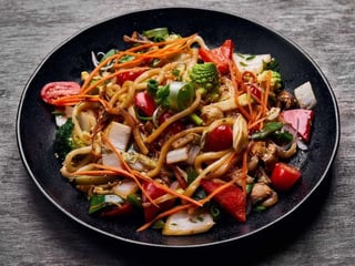 SMAŻONY MAKARON Z KURCZAKIEM