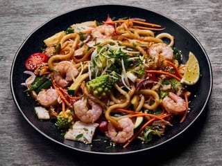 SMAŻONY MAKARON Z KREWETKAMI