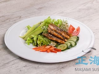 SAŁATKA Z ŁOSOSIA I AWOKADO