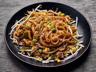 SMAŻONY MAKARON WEGETARIAŃSKI