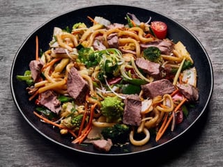 SMAŻONY MAKARON Z WOŁOWINĄ