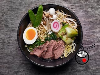 RAMEN SUKIYAKI Z WOŁOWINĄ