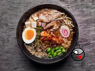 RAMEN KIMCHI Z WIEPRZOWINĄ