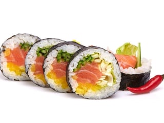 FUTOMAKI ŁOSOŚ Z POREM NA OSTRO 6 SZT.