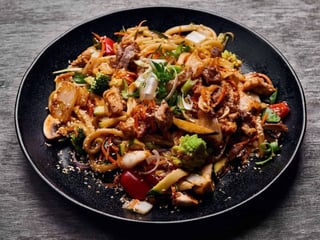 SMAŻONY MAKARON Z WIEPRZOWINĄ