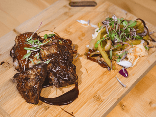 Vepřová žebra zapečená v BBQ omáčce s čerstvým chlebem