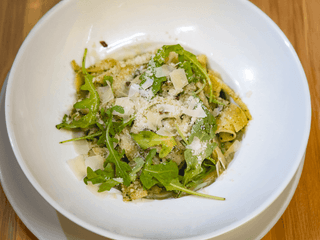 Špagety al pesto s hoblinami parmezánu
