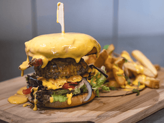 Hovězí hamburger jalapeňos z vyzrálého krku chuck roll s vypečenou slaninou a čedarovou omáčkou s belgickými hranolkami