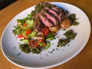 Grilovaný hovězí flank steak s opečenými grenaillemi a svěžím zeleninovým salátem s omáčkou chimichurri