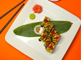 Green roll s lososem