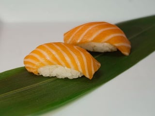 Nigiri s lososem (2 ks)