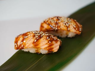 Nigiri s opáleným lososem (2 ks)