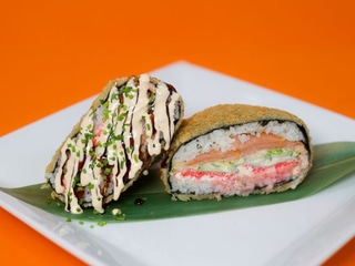 Sushi burger s uzeným lososem