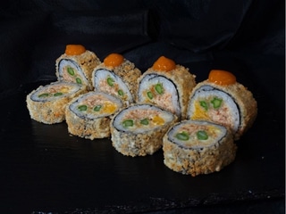 Roll w tempurze z pastą z węgorza i szparagami