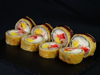 Roll w tempurze z węgorzem i mango (8szt)