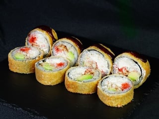 Roll w tempurze z węgorzem i masago (8szt)