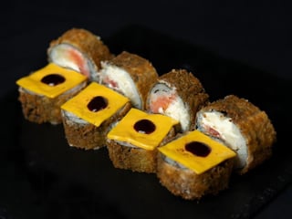 Roll w tempurze z łososiem, gruszką i sosem jagodowym (8szt)