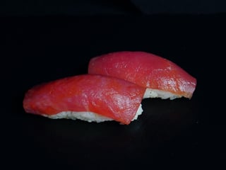 Nigiri z tuńczykiem (2 szt)