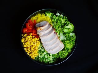 Bowl z pieczonym kurczakiem