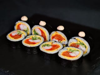 Futomaki z łososiem i serem cheddar  (8szt)