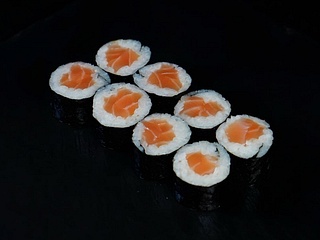 Maki z łososiem (8szt)
