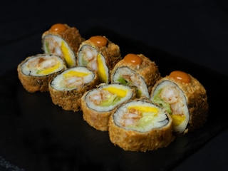 Roll w tempurze z krewetkami i mango (8szt)