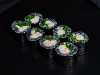 Black Maki z krewetką i wakame (8szt)