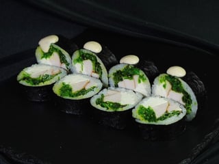 Futomaki z wędzonym kurczkiem i wakame (8szt)