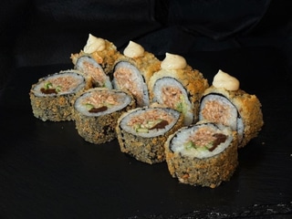 Roll w tempurze z pastą węgorza