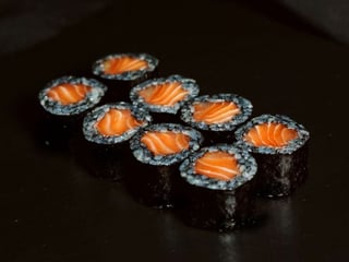 Black Maki z łososiem (8szt)