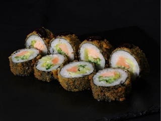 Roll "Sake" w tempurze z łosośiem i sosem jagodowym (8 szt.)