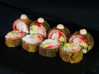 Roll w tempurze z łososiem i masago (8szt)