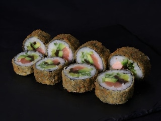 Roll w tempurze z lososiem i awokado (8 szt.)