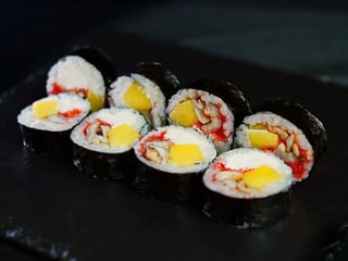 Futomaki z węgorzem i mango (8szt)