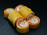 Roll z łososiem i tamago (8 szt)