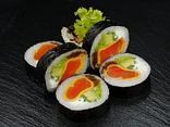 Futomaki z łososiem i tamago (6 szt)