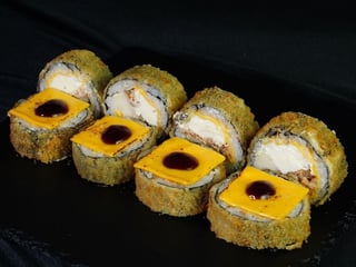 Roll w tempurze z pieczonym łososiem, gruszką i serem cheddar (8szt)