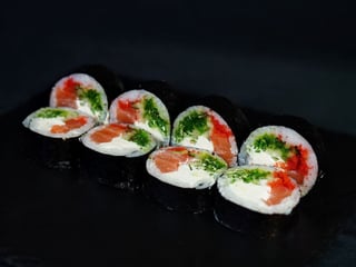 Futomaki z łososiem i wodorostami wakame (8szt)