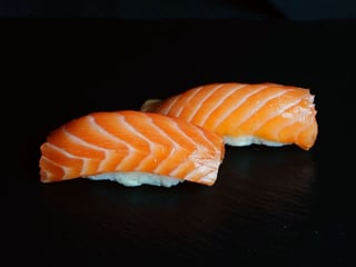 Nigiri z łososiem (2 szt)