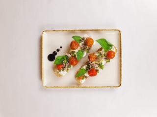 Bruschetta Burrata (cherry rajčata, bazalkové pesto, chléb) | 150g